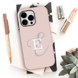 Funda Para iPhone 14 Pro Max De Case-Mate Elegante Monograma Único Femenino Rubor Rosa<br><div class="desc">Una elegante representación de su nombre y monograma acentúa este estuche para iPhone personalizado con serifs clásicos y una tipografía de escritura más ornamentada tiene una simetría bellamente equilibrada. Los tres elementos se combinan con elegancia para crear su propio logotipo de marca personal. Se muestra aquí con un fondo rosa...</div>