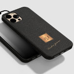 Funda Para iPhone 14 Pro De Case-Mate Elegante nombre de guión monorregramado de oro de<br><div class="desc">Estuche para iPhone de lujo moderno y exclusivo con aspecto monogramado,  que incluye una plaza de oro falsa sobre un elegante fondo de cuero negro (IMPRESIÓN,  NO REAL LEATHER TEXTURE).             Personalízalo con el nombre de la firma del guión blanco y las iniciales del nombre del monograma.</div>