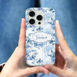 Funda Para iPhone 15 Pro Elegante nombre floral azul grabado/monograma<br><div class="desc">Elegante estampado floral de inspiración vintage con estampado azul y blanco con rollos ornamentales y viñas con etiqueta personalizado con campos de texto para su nombre y/o monograma.</div>