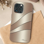 Funda Para iPhone 11 Elegante patrón de ondas de champagne con nombre<br><div class="desc">Un diseño de estuches de teléfono elegante para proteger tu teléfono con estilo. Presenta un patrón de curvas onduladas en colores brillantes neutros con champán, con sombras y resaltados. Se incluye una plantilla de texto para personalizar con su nombre, monograma u otro texto deseado. También puede obtener este funda sin...</div>