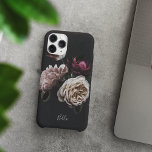 Funda Para iPhone 14 De Case-Mate Elegante Rosa floral oscuro personalizado<br><div class="desc">Añade algo de lujo a tu teléfono con este funda de moda que cuenta con un grupo de flores exuberantes en color crema y borgoña sobre un fondo negro dramático. Personalice este elegante estuche de teléfono floral con su nombre o inicial a lo largo de la parte inferior en letras...</div>