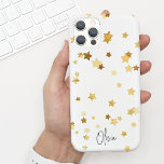 Funda Para iPhone 15 Elegante y moderno guión de estrellas de oro blanc<br><div class="desc">Este elegante y moderno estuche de teléfono presenta un fondo blanco con estrellas doradas y tu nombre en un guión moderno. Es el funda perfecto para cualquiera que quiera un diseño moderno que sobresale. Agregue su nombre al personalizar de este diseño. ¡También hace un maravilloso regalo de cumpleaños o de...</div>