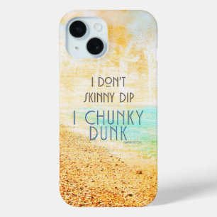 Funda Para iPhone 15 Escena de playa idílica cálida y campy de Slippery