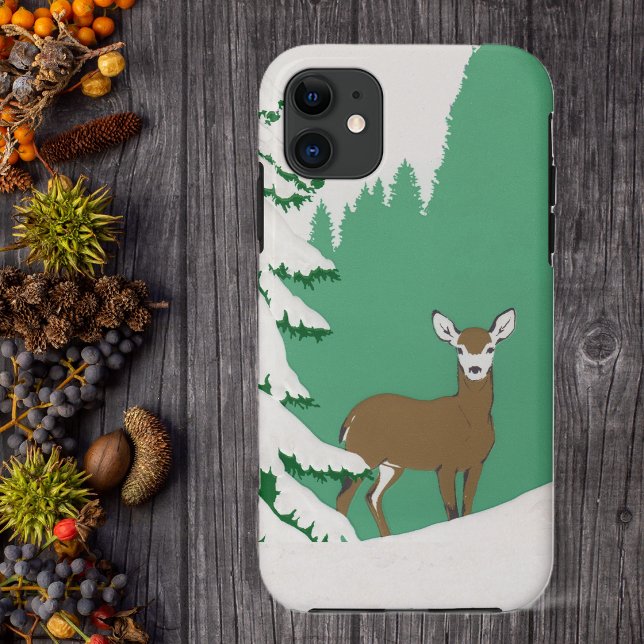 Funda De Case-Mate Para iPhone Escena Invernal de Ciervos y Pinos (Brown femail deer white face by pine gree in snow on phone case.)