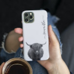 Funda Para iPhone 12 Estuche Highland Cow manuscrito para iPhone de 12<br><div class="desc">Este diseño también está disponible en otros modelos de teléfono. Elija Tipo de dispositivo para ver otros fundas de iPhone, Samsung Galaxy o Google. Algunos estilos se pueden cambiar seleccionando Estilo si se trata de una opción. También puede transferir este diseño a otro producto o estuche telefónico. Este diseño puede...</div>