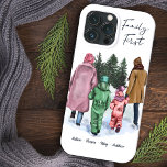 Funda Para iPhone 13 Pro Max Familia Primera familia de acuarela de 4 y nombres<br><div class="desc">Estuche iphone personalizado con una moderna escena familiar. El diseño tiene una acuarela de ilustracion invernal de una familia de cuatro personas y está escrito con "Familia primero" en escritura manuscrita. La plantilla está lista para que agregue sus nombres. Diseñado para el iPhone 13 Pro Max pero se adaptará a...</div>