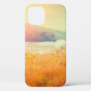 Funda Para iPhone 12 Fantástico río nigroso con hierba fresca en el sol