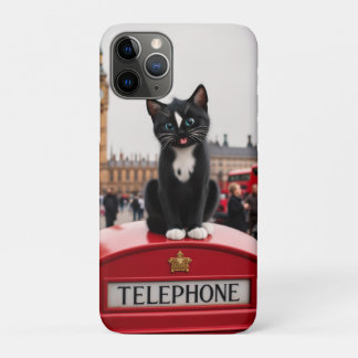 Funda Para iPhone 11 Pro Felini en la cabina del teléfono rojo: Una aventur