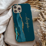 Funda Para iPhone 13 Pro Firma personalizada Agante Verde azulado de oro az<br><div class="desc">Personalice este elegante y moderno diseño con su nombre en un guión de escritura a mano de color dorado vertical sobre un fondo azul verde azulado con un borde de agate de color azul verde azulado recortado con un purpurina de imitación dorado. (Para mantener los cambios al principio y al...</div>