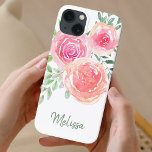 Funda Para iPhone 13 Floral acuática rosa personalizada<br><div class="desc">Esta caja de bonito está decorada con un ramo acuático de rosas y follaje en tonos rosa, coral y verde. Se incluye una plantilla de texto para personalizar este diseño con su nombre o monograma, haciendo que este estuche de teléfono sea único para usted. Porque creamos nuestra propia obra de...</div>