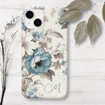 Funda Para iPhone 14 De Case-Mate Floral azul/marrón claro bonito con inicial<br><div class="desc">Hermoso spray de flores polvorientas de estilo boho azul y blanquecino con follaje marrón claro sobre fondo de concha de huevo con campo de texto para tus iniciales/monograma/nombre.</div>
