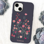 Funda Para iPhone 14 De Case-Mate Floral oscuro personalizado<br><div class="desc">Pintura bohemiana moderna de flores silvestres que vi por una pared en Plymouth. Bonito suelta pintura floral rosa sobre un fondo gris oscuro. Cambie el nombre a personalizar.</div>