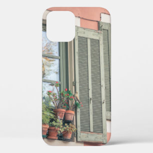 FUNDA PARA iPhone 12 FLORES DE COLOR ASORDINADO EN LA VENTANA CERCA DE