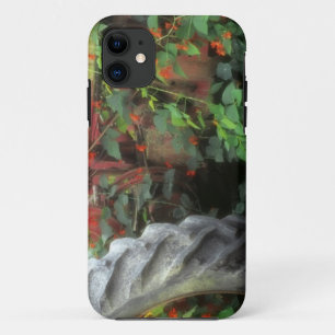 Funda Para iPhone 11 Flores de primavera adornan un tractor viejo.