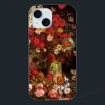 Funda Para iPhone 15 Flores de vida en una caja de Vincent van Gogh<br><div class="desc">Vase con Poppies, Cornflowers, Peonies and Chrysanthemums de Vincent van Gogh es una pintura vintage de arte fino post impresionismo todavía de vida floral. Un ramo de flores de primavera cortadas en un jarrón. Sobre el artista: Vincent Willem van Gogh (1853-1890) fue uno de los pintores más famosos del Post...</div>