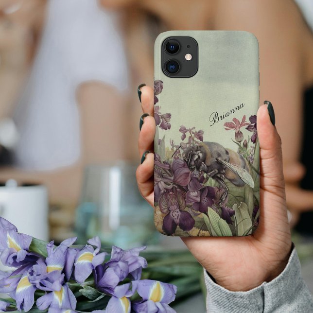 Funda De Case-Mate Para iPhone Flores florales Naturaleza púrpura Jardín Botánico (The beauty of nature -vintage botanical print for your iPhone.  Purple iris with a busy bee at work.)