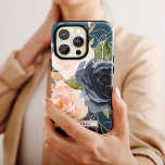 Funda Para iPhone XR Flores Rubor y Marina | Nombre personalizado azul<br><div class="desc">Este estuche de teléfono con nombre personalizado azul con flores de color azul oscuro es el regalo perfecto para ella. El diseño es clásico y elegante, con un fondo azul verde azulado, y está decorado con un acuarela de color azul marino moderno y flores rosas rubias. Personaliza a la funda...</div>