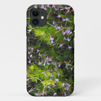 Funda Para iPhone 11 Flores silvestres en un campo de verdes