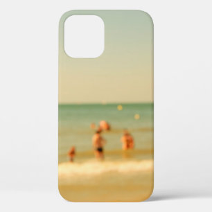 Funda Para iPhone 12 Foto borrosa de playa con bokeh. La gente se relaj