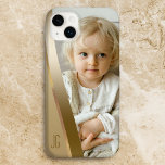 Funda Para iPhone 14 Plus De Case-Mate Foto de banda de oro elegante moderna con Monogram<br><div class="desc">Eleva tu estuche de teléfono con este diseño moderno y elegante que presenta un simple borde inclinado de gradiente y oro metálico falso con campo de texto para tu nombre o monograma.</div>