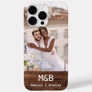Funda Para iPhone 14 Pro Max De Case-Mate Foto de pareja con monograma en madera con nombre 