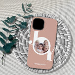 Funda Para iPhone 14 De Case-Mate Foto del Personalizado Rubor Rosa Gold<br><div class="desc">Este moderno estuche para teléfono fotográfico presenta una sola foto y la palabra JOY en tipografía elegante sobre un fondo dorado rosa y rosa. Personalizable fácil con tu foto y nombre.</div>