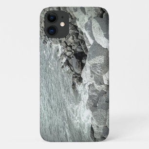 Funda Para iPhone 11 Foto en blanco y negro de una costa rocosa en el o