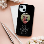 Funda Para iPhone 15 Foto mejor momia guión moderno<br><div class="desc">El estuche para iPhone Smart Phone de escritura moderna fotográfica Best Mummy Ever incluye tu foto favorita con el texto "Mejor momia de la historia" en la tipografía de escritura moderna. Un regalo perfecto para la madre por el Día de la Madre, cumpleaños o Navidades. Diseñado por ©2023 Evco Studio...</div>