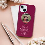 Funda Para iPhone 15 Foto mejor momia guión moderno<br><div class="desc">El estuche para iPhone Smart Phone de escritura moderna fotográfica Best Mummy Ever incluye tu foto favorita con el texto "Mejor momia de la historia" en la tipografía de escritura moderna. Un regalo perfecto para la madre por el Día de la Madre, cumpleaños o Navidades. Diseñado por ©2023 Evco Studio...</div>