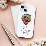Funda Para iPhone 15 Foto mejor momia guión moderno<br><div class="desc">El estuche para iPhone Smart Phone de escritura moderna fotográfica Best Mummy Ever incluye tu foto favorita con el texto "Mejor momia de la historia" en la tipografía de escritura moderna. Un regalo perfecto para la madre por el Día de la Madre, cumpleaños o Navidades. Diseñado por ©2023 Evco Studio...</div>