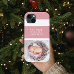 Funda Para iPhone 13 Foto moderna de bebé | Rosa y blanco | Cita<br><div class="desc">Presentamos nuestra encantadora cita moderna de fotos de bebé, rosa y blanca, en un encantador fondo rosa. Este adorable producto es perfecto para celebrar la alegría y el amor que tu pequeño trae a tu vida. Ya sea que busques un regocijo reconfortante o un regalo reflexivo, este diseño es justo...</div>