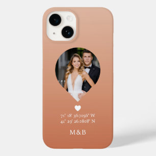 Funda Para iPhone 14 De Case-Mate Foto Monograma Corazón Romántico Coordenadas