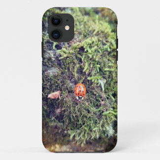 Funda Para iPhone 11 Fotografía de mariquita en musgo