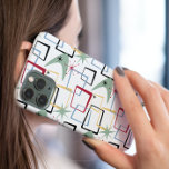 Funda Para iPhone 15 Funky Starburst Boomerang Squares a Mediados del S<br><div class="desc">Añade un toque de color a tu teléfono con este funky estuche de teléfono retro de mediados de siglo. El patrón presenta cuadrados atómicos,  estallidos y un boomerang en los colores rojo,  verde,  azul,  amarillo y negro.</div>