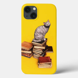 Funda Para iPhone 13 Gato británico en una pila de libros Funda-Mate iP
