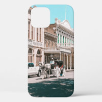 GENTE CAMINANDO POR LA CALLE CERCA DE AUTOS Y EDIF