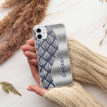 Funda Para iPhone 13 Glam Art Deco Pattern Silver Nave Blue Name<br><div class="desc">Este diseño presenta un patrón de ventilador de moda azul marino y plateado art deco a la izquierda, y una imagen de Relieve metalizado de imitación plateado a la derecha en forma de ola bordeada por un purpurina de imitación plateado. Personalízalo con tu nombre o monograma en un elegante tipo...</div>