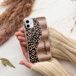 Funda Para iPhone 14 De Case-Mate Glam Leopard Spots Rosa Gold Black Metallic Name<br><div class="desc">Este diseño presenta un patrón de manchas de leopardo dorado rosa de moda en un fondo negro a la izquierda, y una imagen de Relieve metalizado falso de oro rosa a la derecha en forma de ola bordeada de purpurina falso de oro rosa. Personalízalo con tu nombre o monograma en...</div>