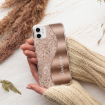 Funda Para iPhone 13 Glam Rosa Gold Faux Relieve metalizado Leopard Spo<br><div class="desc">Este diseño presenta un patrón de rosa de moda de oro y leopardo metálico de color negro salpicado por un purpurina de imitación holográfica brillante y blanco a la izquierda, y una rosa imagen de Relieve metalizado de imitación de oro a la derecha en forma de ola bordeada por un...</div>