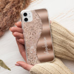 Funda Para iPhone 13 Glam Rosa Gold Faux Relieve metalizado Leopard Spo<br><div class="desc">Este diseño presenta un patrón de rosa de moda de oro y leopardo metálico de color negro salpicado por un purpurina de imitación holográfica brillante y blanco a la izquierda, y una rosa imagen de Relieve metalizado de imitación de oro a la derecha en forma de ola bordeada por un...</div>