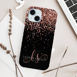 Funda Para iPhone 15 Glam Rosa Purpurina Oro Elegante Monograma<br><div class="desc">Estuche Glam Rosa Gold Purpurina Elegante Monograma para iPhone. Personaliza fácilmente este diseño de moda de estuche de teléfono de moda con elegante purpurina brillante de oro rosa sobre un fondo negro. El diseño incluye su monograma manuscrito con giros de bonito y nombre.</div>