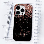Funda Para iPhone 14 Pro De Case-Mate Glam Rose Gold Glitter Elegant Monogram<br><div class="desc">Glam Rose Gold Glitter Elegant Monogram iPhone Case. Easily personalize this trendy chic phone case design featuring elegant rose gold sparkling glitter on a black background. The design features your handwritten script monogram with pretty swirls and name.</div>