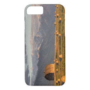 Funda Para iPhone 8/7 Granero viejo enmarcado por las balas de heno y