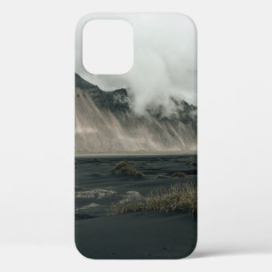 FUNDA PARA iPhone 12 GRISE MARRÓN CERCA DEL CUERPO DE AGUA Y MONTAÑA