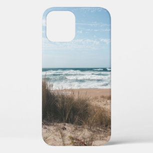FUNDA PARA iPhone 12 GRISE MARRÓN CERCA DEL MAR BAJO CIELO AZUL