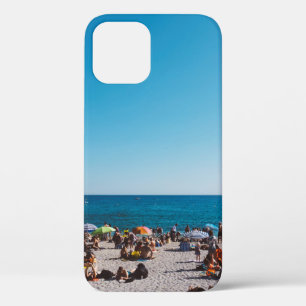 FUNDA PARA iPhone 12 GRUPO DE PERSONAS DISFRUTANDO DE LA PLAYA GRAY SAN