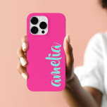 Funda Para iPhone 14 Pro Max De Case-Mate Guión de nombre personalizado azul de Aqua en negr<br><div class="desc">Cubierta de teléfono rosa con tu nombre en un tipo de letra azul acua en un fondo rosa caliente. Diseño audaz y colorido.</div>