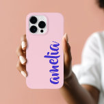 Funda Para iPhone 14 Pro Max De Case-Mate Guión de nombre personalizado azul rosa<br><div class="desc">Cubierta de teléfono rosa con tu nombre en azul en un tipo de letra de guión.</div>