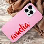 Funda Para iPhone 14 Pro Max De Case-Mate Guión en negrita de nombre personalizado rojo<br><div class="desc">Cubierta telefónica con tu nombre en un tipo de letra roja en un fondo rosado. Diseño audaz y colorido.</div>