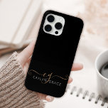 Funda Para iPhone 15 Pro Max Guión femenino de oro negro moderno monogramado<br><div class="desc">Estuche para iPhone monogramado moderno con guión femenino de oro negro. Personalice fácilmente este moderno y elegante estuche de teléfono con su monograma y nombre personalizado.</div>